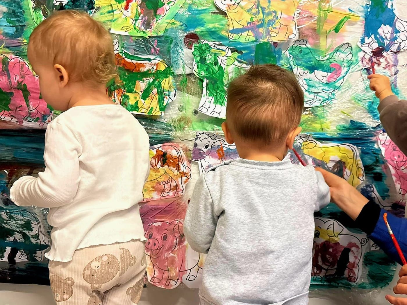 Maluchy malują zwierzęta z wiejskiej zagrody