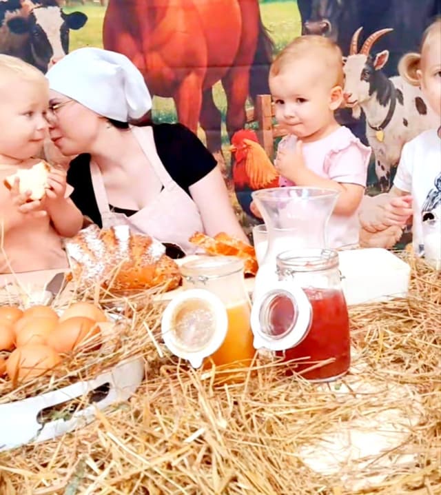 Jajka, miód i dżem na stole wyścielonym sianem