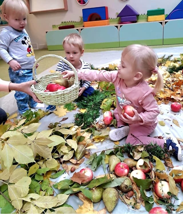 Jesienne zabawy z jabłkami