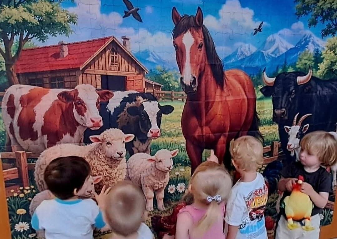 Projekt Farma – dzieci przy ilustracji ze zwierzętami