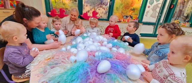 Opiekunki z maluchami podczas zajęć sensorycznych